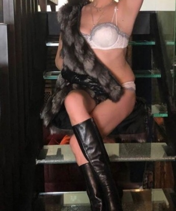 Страстная красавица ждет тебя у себя в гостях! Со мной ты почувствуешь себя королем, я подарю тебе море удовольствия. Не медли, звони прямо сейчас! 708, 52 года