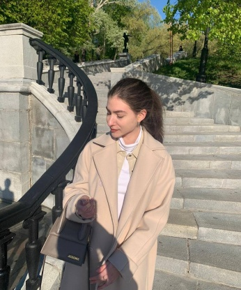 Соблазнительная и страстная девушка приглашает в гости на незабываемое свидание. Помогу тебе расслабиться и оторваться на полную катушку. Отвечу на звонки лично. 4083, 18 лет